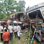 Kondagaon Accident: कोंडागांव जिले में नेशनल हाईवे-30 पर बोरगांव पुल के पास सोमवार दोपहर करीब 2:30 बजे यात्री बस और ट्रक की आमने-सामने टक्कर हो गई। हादसे में बस में सवार एक दर्जन से अधिक यात्री घायल हो गए। ट्रक चालक को भी चोटें आई हैं।