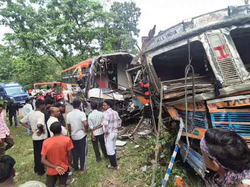 Kondagaon Accident: कोंडागांव जिले में नेशनल हाईवे-30 पर बोरगांव पुल के पास सोमवार दोपहर करीब 2:30 बजे यात्री बस और ट्रक की आमने-सामने टक्कर हो गई। हादसे में बस में सवार एक दर्जन से अधिक यात्री घायल हो गए। ट्रक चालक को भी चोटें आई हैं।