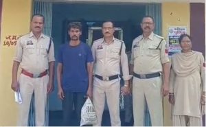 CG News: कवर्धा में नाबालिग बच्चियों के साथ अश्लील हरकत करने का मामला सामने आया है। पुलिस ने कार्रवाई करते हुए आरोपी को गिरफ्तार कर लिया है। न्यायालय में पेश करने के बाद आरोपी को न्यायिक हिरासत में जेल भेज दिया गया। मामला कबीरधाम महिला थाना क्षेत्र का है।