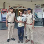 CG Murder: छत्तीसगढ़ के सूरजपुर जिले में बंद मकान से सड़ी-गली हालत में शव मिलने के मामले का पुलिस ने खुलासा कर दिया है। प्रतापपुर थाना क्षेत्र में हुई इस हत्या के मामले में पुलिस ने आरोपी रामचंद्र को कोरिया जिले के सोनहत क्षेत्र से गिरफ्तार किया है। पूछताछ में आरोपी ने हत्या करना स्वीकार कर लिया। न्यायालय में पेश करने के बाद उसे न्यायिक रिमांड पर जेल भेज दिया गया।