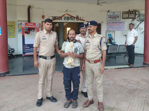 CG Murder: छत्तीसगढ़ के सूरजपुर जिले में बंद मकान से सड़ी-गली हालत में शव मिलने के मामले का पुलिस ने खुलासा कर दिया है। प्रतापपुर थाना क्षेत्र में हुई इस हत्या के मामले में पुलिस ने आरोपी रामचंद्र को कोरिया जिले के सोनहत क्षेत्र से गिरफ्तार किया है। पूछताछ में आरोपी ने हत्या करना स्वीकार कर लिया। न्यायालय में पेश करने के बाद उसे न्यायिक रिमांड पर जेल भेज दिया गया।