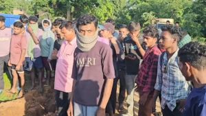 CG News: कांकेर जिले के भानुप्रतापपुर थाना क्षेत्र के ग्राम हिंगनझर में नल-जल योजना के तहत पाइपलाइन बिछाने के दौरान एक दर्दनाक हादसा हो गया। पाइपलाइन का घरेलू कनेक्शन जोड़ते समय एक मजदूर जिंदा ही मिट्टी में दब गया। घटना की जानकारी किसी को नहीं लगी और चार दिन बाद उसी स्थान की खुदाई में उसका शव गड्ढे के भीतर बैठी हुई अवस्था में मिला। घटना के बाद गांव में आक्रोश फैल गया।