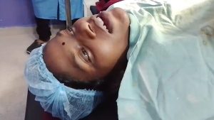 CG Bharthari Video: बालोद जिले से एक अनोखा वीडियो सामने आया है, जिसे सोशल मीडिया पर लोग खूब पसंद कर रहे हैं। जिला मुख्यालय स्थित उम्मीद हॉस्पिटल में सिजेरियन डिलीवरी के दौरान छत्तीसगढ़ की प्रसिद्ध भरथरी गायिका हेमलता पटेल ने ऑपरेशन थिएटर में ही भरथरी गीत गाना शुरू कर दिया।