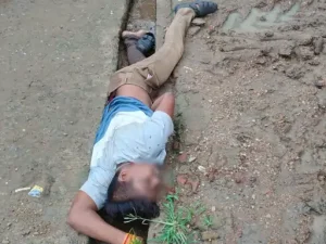 Munugeli Murder: छत्तीसगढ़ के मुंगेली जिले से हत्या का सनसनीखेज मामला सामने आया है। जहां एक युवक पर अपने दोस्त की पत्नी से संबंध बनाने और उसका वीडियो बनाकर ब्लैकमेल करने का आरोप लगा है। पुलिस के मुताबिक ब्लैकमेलिंग से परेशान होकर पति-पत्नी ने मिलकर युवक की हत्या कर दी और शव को सड़क किनारे फेंक दिया। मामला चिल्फी थाना क्षेत्र का है।