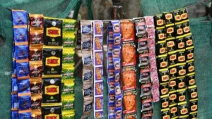 Gutkha Ban: कर्नाटक सरकार ने जनहित और लोगों के स्वास्थ्य को ध्यान में रखते हुए गुटखा, पान मसाला और तंबाकू या निकोटीन युक्त उत्पादों की बिक्री और वितरण पर एक साल के लिए रोक लगा दी है। खाद्य सुरक्षा और औषधि प्रशासन विभाग ने 10 अगस्त 2026 को इस संबंध में अधिसूचना जारी की है। यह आदेश जारी होने की तारीख से पूरे राज्य में एक वर्ष तक प्रभावी रहेगा।