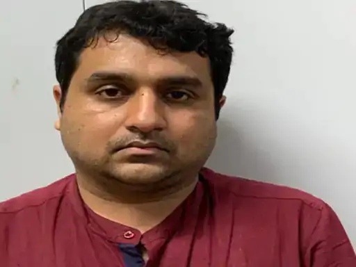 Raipur Fraud: रायपुर में कारोबार में साझेदारी और दोगुना मुनाफा दिलाने का झांसा देकर भाई पर अपनी बहन और जीजा से करीब 1.25 करोड़ रुपए की ठगी करने का आरोप लगा है। शिकायत के आधार पर तेलीबांधा थाना पुलिस ने धोखाधड़ी, कूटरचना और जालसाजी समेत विभिन्न धाराओं में मामला दर्ज कर जांच शुरू कर दी है।