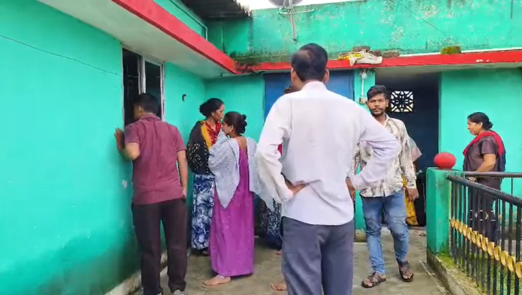 CG News: छत्तीसगढ़ के बिलासपुर में मंगलवार को एक किराए के मकान में पति-पत्नी के शव फंदे से लटके मिले। बच्चों के रोने की आवाज सुनकर मकान मालिक मौके पर पहुंचा, जिसके बाद घटना का खुलासा हुआ। सूचना मिलते ही पुलिस मौके पर पहुंची और दोनों शवों को पोस्टमॉर्टम के लिए भेज दिया। फिलहाल मामले की जांच जारी है।