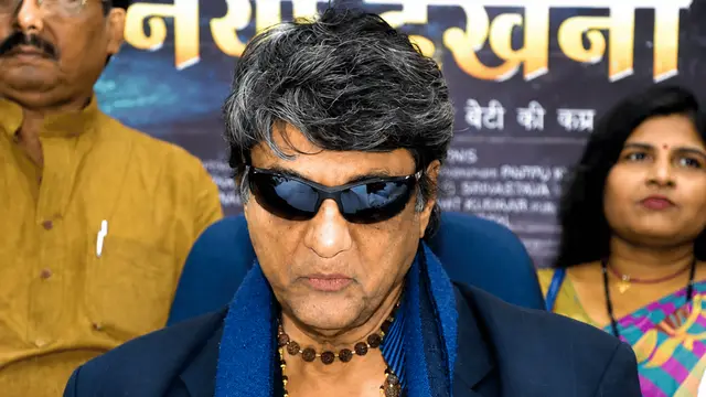 Mukesh Khanna: अभिनेता मुकेश खन्ना ने राष्ट्रगान "जन गण मन" की जगह "वंदे मातरम" को अपनाने की मांग कर नया विवाद खड़ा कर दिया है। एक साक्षात्कार के दौरान उन्होंने कहा कि "जन गण मन" को हटाकर "वंदे मातरम" को लाया जाना चाहिए। हालांकि, बयान देते समय उन्होंने राष्ट्रगीत और राष्ट्रगान को लेकर कई तथ्यात्मक गलतियां भी कर दीं।