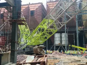 Raipur Breaking: रायपुर स्थित APL थर्मल पावर प्लांट में गुरुवार को बॉयलर एरिया में काम के दौरान अचानक क्रेन गिरने से औद्योगिक हादसा हो गया। हादसे में एक कर्मचारी घायल हो गया, जबकि अन्य कर्मचारियों को सुरक्षित बाहर निकाल लिया गया। घटना के बाद प्लांट परिसर में कुछ समय के लिए अफरा-तफरी का माहौल रहा।