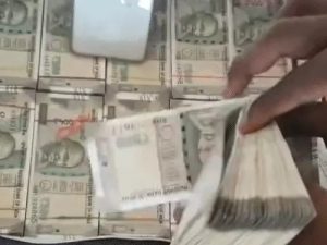 Raipur Fraud: रायपुर में 45 करोड़ रुपये के कथित नकली नोटों का सौदा करने के नाम पर एक कारोबारी से 1 करोड़ 13 लाख रुपये की धोखाधड़ी का मामला सामने आया है। आरोप है कि सोशल मीडिया के जरिए संपर्क में आए लोगों ने एडवांस राशि लेने के बाद कारोबारी से संपर्क तोड़ दिया। मामले की जांच तेलीबांधा थाना पुलिस कर रही है।