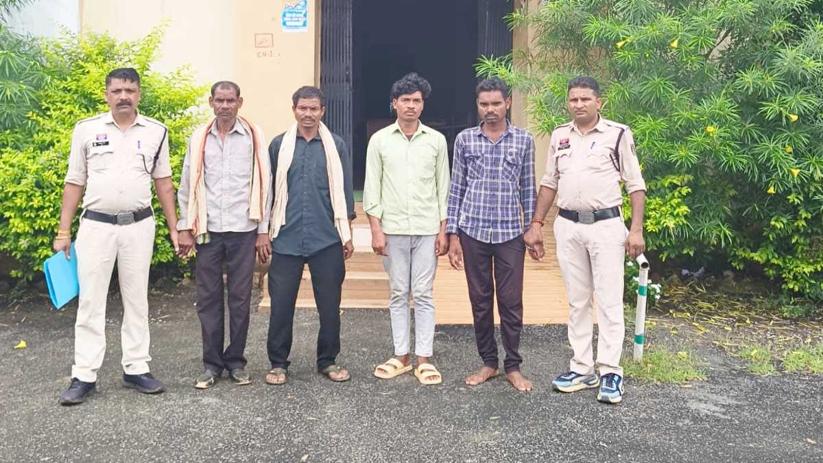 CG Gang Rape: छत्तीसगढ़ के सूरजपुर जिले में बस छूटने के बाद घर लौटने के लिए दूसरी गाड़ी का इंतजार कर रही एक महिला के साथ चार युवकों द्वारा सामूहिक दुष्कर्म किए जाने का मामला सामने आया है। शिकायत मिलने के बाद पुलिस ने त्वरित कार्रवाई करते हुए चारों आरोपियों को गिरफ्तार कर न्यायिक रिमांड पर जेल भेज दिया है।