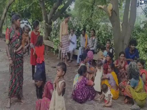 Raipur Accident: राजधानी रायपुर में मंगलवार सुबह हुए दर्दनाक सड़क हादसे में 3 साल के मासूम की मौत हो गई। यह हादसा विधानसभा अंडरब्रिज सर्विस रोड के पास हुआ, जहां भुवंस स्कूल की बस की चपेट में आने से बच्चे ने मौके पर ही दम तोड़ दिया। घटना के बाद पुलिस ने बस जब्त कर चालक को गिरफ्तार कर लिया है।