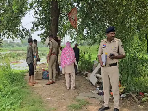Raipur Murder: राजधानी रायपुर के खमतराई थाना क्षेत्र स्थित WRS कॉलोनी में मंगलवार को एक अज्ञात युवती का शव मिलने से इलाके में सनसनी फैल गई। मृतका की उम्र लगभग 20 से 25 वर्ष बताई जा रही है। शव की स्थिति को देखते हुए हत्या की आशंका जताई जा रही है।