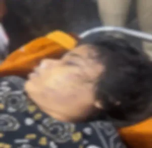 Raipur Murder: रायपुर में बीएड की छात्रा की कथित तौर पर उसके लिव-इन पार्टनर ने मारपीट के बाद गला घोंटकर हत्या कर दी। घटना के बाद आरोपी युवती को मेकाहारा अस्पताल लेकर पहुंचा, जहां डॉक्टरों ने उसे मृत घोषित कर दिया। इसके बाद आरोपी अस्पताल से फरार हो गया। परिजनों की शिकायत पर पुलिस ने हत्या का मामला दर्ज कर आरोपी को हिरासत में ले लिया है।