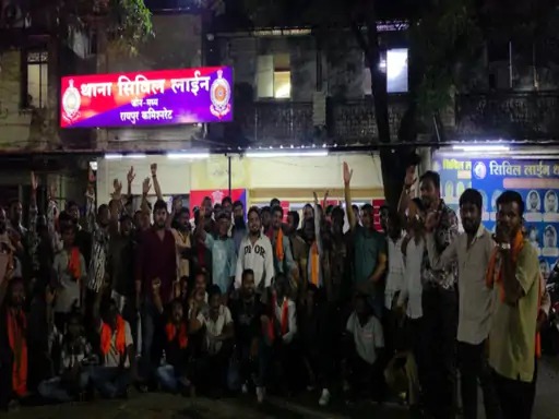 Raipur News: रायपुर में सोशल मीडिया पर माता सीता और हिंदू साधु-संतों के खिलाफ कथित आपत्तिजनक टिप्पणी का मामला सामने आने के बाद विवाद खड़ा हो गया। मामले को लेकर बजरंग दल के कार्यकर्ताओं ने सिविल लाइन थाना पहुंचकर विरोध प्रदर्शन किया और आरोपी के खिलाफ कड़ी कार्रवाई की मांग की। पुलिस ने शिकायत के आधार पर मामला दर्ज कर जांच शुरू कर दी है।