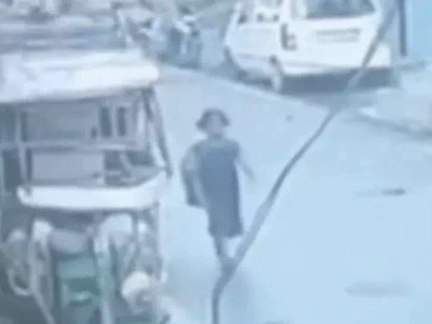 Raipur Accident: छत्तीसगढ़ में सड़क हादसे थमने का नाम नहीं ले रहा है। आए दिन रफ्तार का कहर देखने को मिलता है। ताजा मामला राजधानी रायपुर से सामने आया है, जहां तेज रफ्तार कार की टक्कर से चौथी कक्षा की छात्र गंभीर रूप से घायल हो गई। हादसे में छात्रा के पैर की हड्डी टूट गई। पहले उसे निजी अस्पताल ले जाया गया, जहां से गंभीर हालत को देखते हुए एम्स रायपुर रेफर किया गया। घटना का वीडियो भी सामने आया है। पुलिस ने मामला दर्ज कर फरार कार चालक की तलाश शुरू कर दी है।