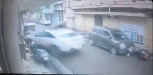 Raipur Accident: छत्तीसगढ़ में सड़क हादसे थमने का नाम नहीं ले रहा है। आए दिन रफ्तार का कहर देखने को मिलता है। ताजा मामला राजधानी रायपुर से सामने आया है, जहां तेज रफ्तार कार की टक्कर से चौथी कक्षा की छात्र गंभीर रूप से घायल हो गई। हादसे में छात्रा के पैर की हड्डी टूट गई। पहले उसे निजी अस्पताल ले जाया गया, जहां से गंभीर हालत को देखते हुए एम्स रायपुर रेफर किया गया। घटना का वीडियो भी सामने आया है। पुलिस ने मामला दर्ज कर फरार कार चालक की तलाश शुरू कर दी है।