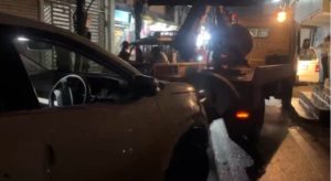 Raipur Accident: छत्तीसगढ़ में सड़क हादसे थमने का नाम नहीं ले रहा है। आए दिन रफ्तार का कहर देखने को मिलता है। ताजा मामला राजधानी रायपुर से सामने आया है, जहां तेज रफ्तार कार की टक्कर से चौथी कक्षा की छात्र गंभीर रूप से घायल हो गई। हादसे में छात्रा के पैर की हड्डी टूट गई। पहले उसे निजी अस्पताल ले जाया गया, जहां से गंभीर हालत को देखते हुए एम्स रायपुर रेफर किया गया। घटना का वीडियो भी सामने आया है। पुलिस ने मामला दर्ज कर फरार कार चालक की तलाश शुरू कर दी है।