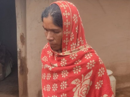 Koriya Murder: छत्तीसगढ़ के कोरिया जिले से एक सनसनीखेज मामला सामने आया है। चरित्र पर शक और अवैध संबंध के संदेह में हुए विवाद के दौरान एक व्यक्ति की मौत हो गई। घटना के बाद पुलिस ने मृतक की पत्नी को हिरासत में लेकर मामले की जांच शुरू कर दी है।
