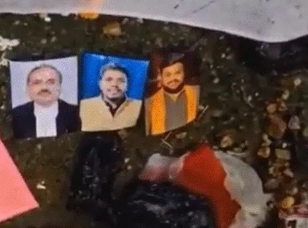 CG Black Magic: बिलासपुर जिले के सीपत थाना क्षेत्र के ग्राम देवरी स्थित मुक्तिधाम में शुक्रवार रात कथित तांत्रिक क्रिया किए जाने का मामला सामने आया है। सूचना मिलने पर ग्रामीण मौके पर पहुंचे, जहां चार युवकों में से एक को पकड़ लिया गया, जबकि तीन अन्य वहां से फरार हो गए। पुलिस ने युवक को हिरासत में लेकर मामले की जांच शुरू कर दी है।