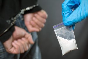 Raipur Drug: रायपुर में नशे के खिलाफ चलाए जा रहे अभियान के तहत पुलिस ने एक तस्कर को MDMA ड्रग्स के साथ गिरफ्तार किया है। गंज थाना पुलिस की कार्रवाई में आरोपी के कब्जे से 106 ग्राम MDMA बरामद की गई है। जब्त ड्रग्स की कीमत 12 लाख रुपए से अधिक बताई जा रही है।