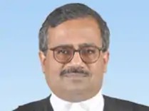 CG High Court: सुप्रीम कोर्ट कॉलेजियम ने ओडिशा हाईकोर्ट के न्यायाधीश जस्टिस कृष्ण राम मोहपात्रा के छत्तीसगढ़ हाईकोर्ट में तबादले की सिफारिश की है। इसके साथ ही चार न्यायाधीशों को अलग-अलग हाईकोर्ट का मुख्य न्यायाधीश नियुक्त करने की भी अनुशंसा की गई है। यह निर्णय 6 अगस्त को मुख्य न्यायाधीश सूर्यकांत की अध्यक्षता में हुई कॉलेजियम की बैठक में लिया गया।