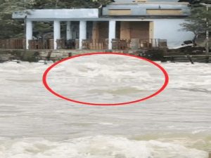 Narhara Waterfall: नरहरा वाटरफॉल में बहे 2 युवक,
