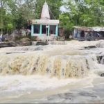 Narhara Waterfall: छत्तीसगढ़ के धमतरी जिले स्थित नरहरा वाटरफॉल में रविवार को एक बड़ा हादसा टल गया। झरने में नहाने के दौरान दो युवक पानी के तेज बहाव में बह गए। करीब आधे घंटे की मशक्कत के बाद दोनों को सुरक्षित बाहर निकाल लिया गया।