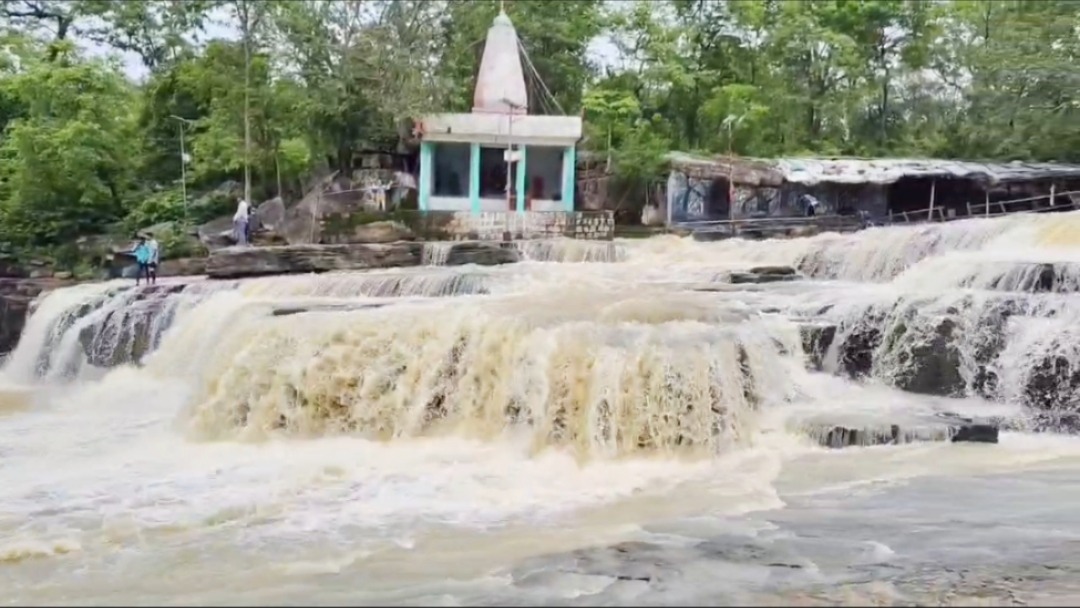 Narhara Waterfall: छत्तीसगढ़ के धमतरी जिले स्थित नरहरा वाटरफॉल में रविवार को एक बड़ा हादसा टल गया। झरने में नहाने के दौरान दो युवक पानी के तेज बहाव में बह गए। करीब आधे घंटे की मशक्कत के बाद दोनों को सुरक्षित बाहर निकाल लिया गया।