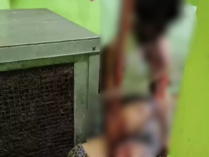 CG News: छत्तीसगढ़ के बिलासपुर में मंगलवार को एक किराए के मकान में पति-पत्नी के शव फंदे से लटके मिले। बच्चों के रोने की आवाज सुनकर मकान मालिक मौके पर पहुंचा, जिसके बाद घटना का खुलासा हुआ। सूचना मिलते ही पुलिस मौके पर पहुंची और दोनों शवों को पोस्टमॉर्टम के लिए भेज दिया। फिलहाल मामले की जांच जारी है।