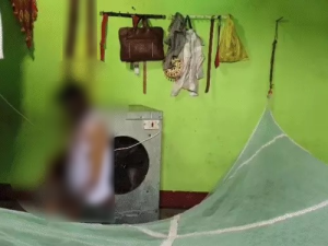 CG News: छत्तीसगढ़ के बिलासपुर में मंगलवार को एक किराए के मकान में पति-पत्नी के शव फंदे से लटके मिले। बच्चों के रोने की आवाज सुनकर मकान मालिक मौके पर पहुंचा, जिसके बाद घटना का खुलासा हुआ। सूचना मिलते ही पुलिस मौके पर पहुंची और दोनों शवों को पोस्टमॉर्टम के लिए भेज दिया। फिलहाल मामले की जांच जारी है।