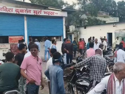 CG Murder: छत्तीसगढ़ के बिलासपुर में सोमवार को शराब दुकान के सामने हुए विवाद के बाद भाजपा समर्थित पूर्व जनपद सदस्य के पति की हत्या कर दी गई। आरोप है कि दो युवकों ने चाकू से हमला कर उनका गला रेत दिया, जिससे उनकी मौके पर ही मौत हो गई। घटना में एक बुजुर्ग भी घायल हुए हैं, जिनका अस्पताल में इलाज चल रहा है। पुलिस ने मामला दर्ज कर आरोपियों की तलाश शुरू कर दी है।