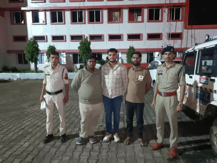 CG Theft: छत्तीसगढ़ के भिलाई में नाबालिग को धमकाकर उसके रिश्तेदारों के घर से सोने के जेवर चोरी कराने के मामले में पुलिस ने कांग्रेस पार्षद के बेटे समेत तीन आरोपियों को गिरफ्तार किया है। पुलिस के अनुसार, आरोपियों के कब्जे से करीब 8 लाख रुपए के सोने के जेवर और अन्य चोरी का सामान बरामद किया गया है। मामला स्मृतिनगर पुलिस चौकी क्षेत्र का है।