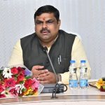 CG Breaking: छत्तीसगढ़ के स्कूलों में शिक्षा की गुणवत्ता सुधारने के लिए कई बड़े बदलाव किए जा रहे हैं। स्कूल शिक्षा मंत्री गजेंद्र यादव ने कहा कि पहली से आठवीं कक्षा तक बिना रोक-टोक पास करने की व्यवस्था के कारण बच्चों में पढ़ने और लिखने की दक्षता प्रभावित हुई है। इसे सुधारने के लिए अब पहली से पांचवीं तक हिंदी लिखना और बोलना अनिवार्य किया जाएगा, जबकि छठवीं से आठवीं तक अंग्रेजी लिखना और बोलना जरूरी होगा।