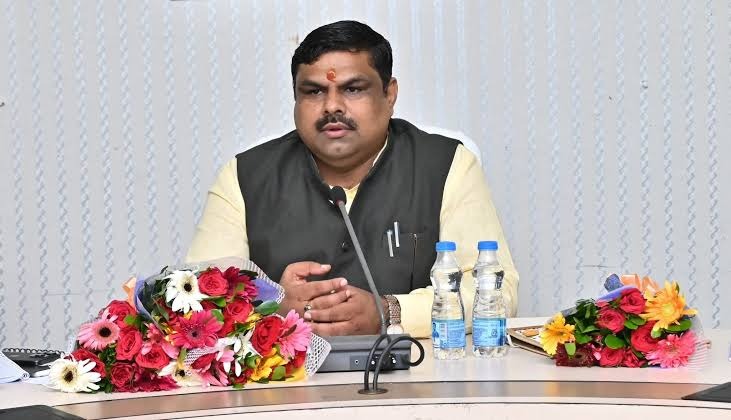 CG Breaking: छत्तीसगढ़ के स्कूलों में शिक्षा की गुणवत्ता सुधारने के लिए कई बड़े बदलाव किए जा रहे हैं। स्कूल शिक्षा मंत्री गजेंद्र यादव ने कहा कि पहली से आठवीं कक्षा तक बिना रोक-टोक पास करने की व्यवस्था के कारण बच्चों में पढ़ने और लिखने की दक्षता प्रभावित हुई है। इसे सुधारने के लिए अब पहली से पांचवीं तक हिंदी लिखना और बोलना अनिवार्य किया जाएगा, जबकि छठवीं से आठवीं तक अंग्रेजी लिखना और बोलना जरूरी होगा।