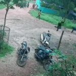 CG Murder: छत्तीसगढ़ के जशपुर जिले में शराब के नशे में हुए विवाद के बाद पहाड़ी कोरवा समुदाय के एक युवक की पीट-पीटकर हत्या कर दी गई। पिता और पुत्र ने पत्थर से सिर कुचलकर युवक की जान ले ली। घटना का वीडियो पंचायत भवन में लगे सीसीटीवी कैमरे में कैद हो गया, जो सोशल मीडिया पर वायरल हो रहा है।