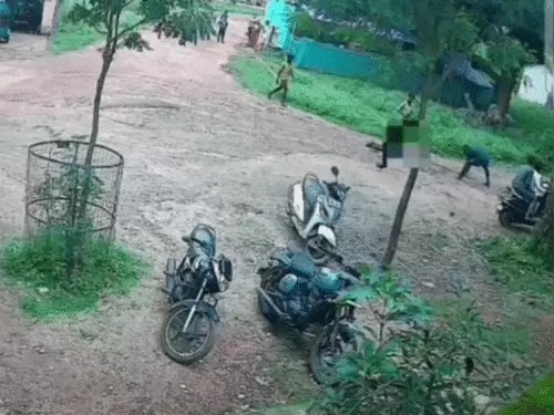 CG Murder: छत्तीसगढ़ के जशपुर जिले में शराब के नशे में हुए विवाद के बाद पहाड़ी कोरवा समुदाय के एक युवक की पीट-पीटकर हत्या कर दी गई। पिता और पुत्र ने पत्थर से सिर कुचलकर युवक की जान ले ली। घटना का वीडियो पंचायत भवन में लगे सीसीटीवी कैमरे में कैद हो गया, जो सोशल मीडिया पर वायरल हो रहा है।