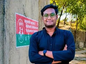 Durg News: छत्तीसगढ़ के दुर्ग जिले में एक युवक की अपनी परिचित युवती के घर संदिग्ध परिस्थितियों में मौत हो गई। बताया जा रहा है कि रात में शराब पार्टी के दौरान दोनों के बीच विवाद हुआ था। कुछ देर बाद युवक घर की छत पर बेसुध हालत में मिला। युवती ने उसे होश में लाने की कोशिश की और सीपीआर भी दिया, लेकिन कोई प्रतिक्रिया नहीं मिली। अस्पताल ले जाने पर डॉक्टरों ने उसे मृत घोषित कर दिया। मामला अंजोरा चौकी क्षेत्र का है।