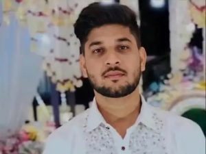Durg Murder: छत्तीसगढ़ के दुर्ग जिले में पैसों के लेन-देन को लेकर हुए विवाद में बड़े भाई ने अपने छोटे भाई की कुल्हाड़ी से हमला कर हत्या कर दी। बताया जा रहा है कि वारदात उस समय हुई, जब छोटा भाई घर में सो रहा था। सूचना मिलते ही पुलिस मौके पर पहुंची और आरोपी बड़े भाई को गिरफ्तार कर लिया। मामला कोतवाली थाना क्षेत्र के इंदिरा नगर बघेरा का है।
