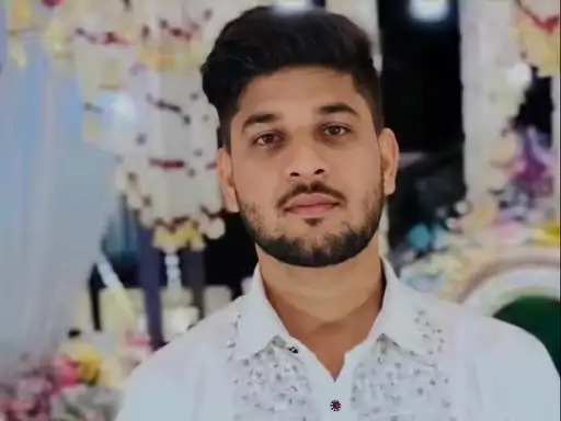 Durg Murder: छत्तीसगढ़ के दुर्ग जिले में पैसों के लेन-देन को लेकर हुए विवाद में बड़े भाई ने अपने छोटे भाई की कुल्हाड़ी से हमला कर हत्या कर दी। बताया जा रहा है कि वारदात उस समय हुई, जब छोटा भाई घर में सो रहा था। सूचना मिलते ही पुलिस मौके पर पहुंची और आरोपी बड़े भाई को गिरफ्तार कर लिया। मामला कोतवाली थाना क्षेत्र के इंदिरा नगर बघेरा का है।
