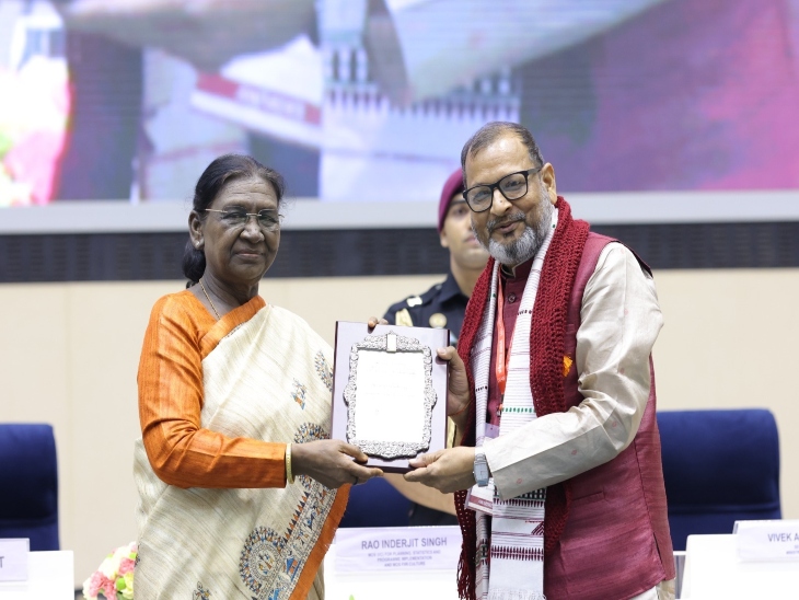 Anup Ranjan Pandey: छत्तीसगढ़ के प्रख्यात संस्कृतिकर्मी और पद्मश्री सम्मानित अनूप रंजन पांडेय को गुरुवार को राष्ट्रपति द्रौपदी मुर्मु ने संगीत नाटक अकादमी पुरस्कार से सम्मानित किया। सम्मान प्राप्त करने के बाद उन्होंने यह पुरस्कार छत्तीसगढ़ के आदिवासी कलाकारों और प्रदेश की जनता को समर्पित किया।