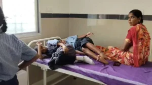 CG Breaking: बेमेतरा जिले के आत्मानंद उत्कृष्ट कन्या शाला में मध्यान्ह भोजन खाने के बाद 28 छात्राओं की तबीयत बिगड़ गई। छात्राओं ने पेट दर्द और असहज महसूस होने की शिकायत की। भोजन में डामर जैसी गोली मिलने की आशंका जताई जा रही है। सूचना मिलते ही स्कूल प्रबंधन ने सभी छात्राओं को उपचार के लिए जिला अस्पताल भेजा। फिलहाल सभी छात्राओं की हालत सामान्य बताई जा रही है।