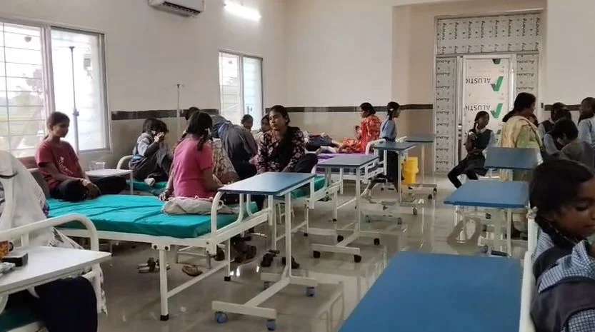 CG Breaking: बेमेतरा जिले के आत्मानंद उत्कृष्ट कन्या शाला में मध्यान्ह भोजन खाने के बाद 28 छात्राओं की तबीयत बिगड़ गई। छात्राओं ने पेट दर्द और असहज महसूस होने की शिकायत की। भोजन में डामर जैसी गोली मिलने की आशंका जताई जा रही है। सूचना मिलते ही स्कूल प्रबंधन ने सभी छात्राओं को उपचार के लिए जिला अस्पताल भेजा। फिलहाल सभी छात्राओं की हालत सामान्य बताई जा रही है।