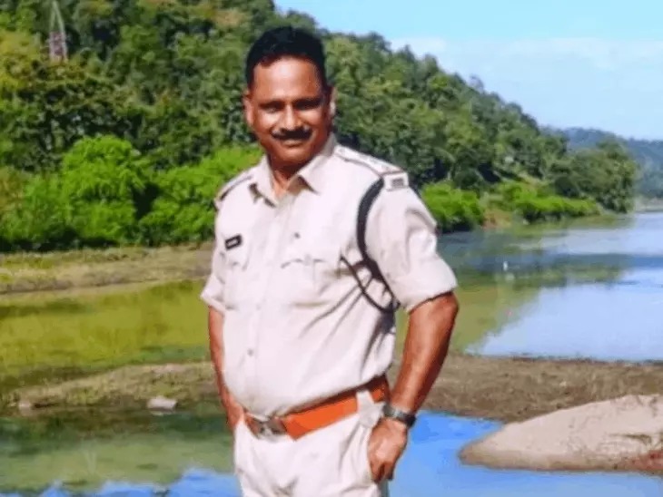 CG Fraud: 50 करोड़ रुपए की ठगी के मामले में फरार आरोपी को पकड़ने के लिए ट्रेन की बजाय फ्लाइट से दिल्ली जाना कटघोरा पुलिस और साइबर थाना की संयुक्त टीम को भारी पड़ गया। विभागीय नियमों का उल्लंघन करने पर बिलासपुर रेंज के आईजी ने थाना प्रभारी समेत 8 पुलिसकर्मियों को निलंबित कर दिया है।