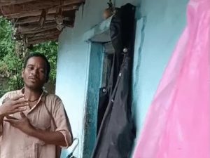 CG Snake Attack: गौरेला-पेंड्रा-मरवाही जिले में एक हैरान करने वाला मामला सामने आया है। शराब के नशे में एक ग्रामीण ने कोबरा सांप को पकड़ लिया और उसे गले में लपेटकर गांव में घूमता रहा। इतना ही नहीं, उसने घर के बाहर खड़े होकर डांस भी किया। इस पूरी घटना का वीडियो सोशल मीडिया पर वायरल हो रहा है।