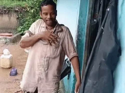 CG Snake Attack: गौरेला-पेंड्रा-मरवाही जिले में एक हैरान करने वाला मामला सामने आया है। शराब के नशे में एक ग्रामीण ने कोबरा सांप को पकड़ लिया और उसे गले में लपेटकर गांव में घूमता रहा। इतना ही नहीं, उसने घर के बाहर खड़े होकर डांस भी किया। इस पूरी घटना का वीडियो सोशल मीडिया पर वायरल हो रहा है।