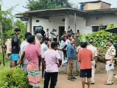 CG News: छत्तीसगढ़ के अंबिकापुर शहर में लिव-इन रिलेशनशिप में रह रहे युवक की संदिग्ध परिस्थितियों में मौत हो गई। युवक का खून से लथपथ शव घर में मिला, जबकि उसकी प्रेमिका ने भी अपना गला काट लिया। गंभीर हालत में उसे मेडिकल कॉलेज अस्पताल में भर्ती कराया गया है। मामला गांधीनगर थाना क्षेत्र के सुभाष नगर का है।