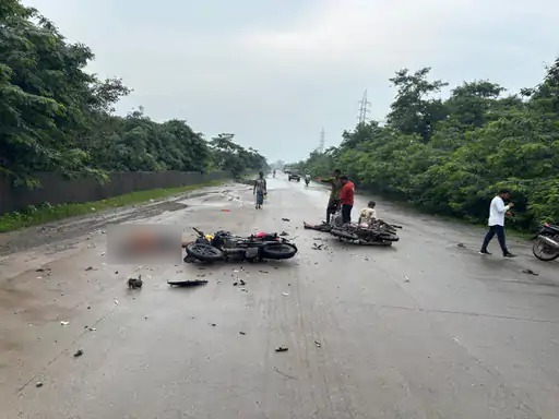 Korba Accident: कोरबा जिले में भीषण सड़क हादसे हो गया। तेज रफ्तार स्कॉर्पियो की टक्कर से पिता-पुत्र समेत तीन लोगों की मौत हो गई। हादसे के बाद स्कॉर्पियो चालक मौके से फरार हो गया। पुलिस ने वाहन चालक के खिलाफ मामला दर्ज कर उसकी तलाश शुरू कर दी है।