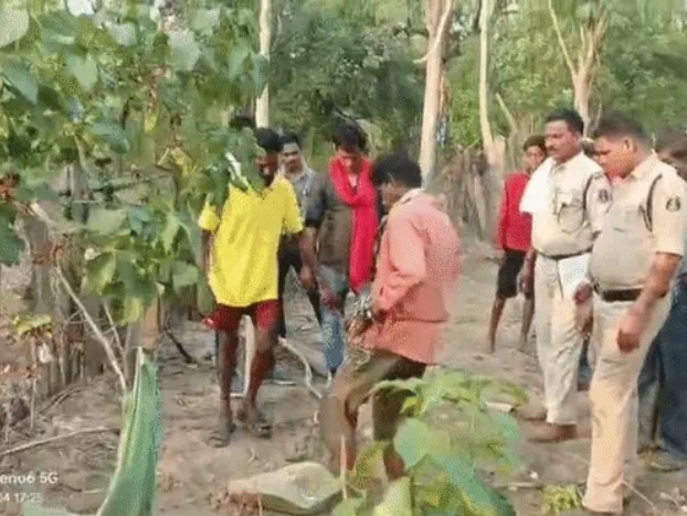 CG Murder: रायगढ़ जिले के कापू थाना क्षेत्र में पत्नी की हत्या कर सबूत मिटाने का सनसनीखेज मामला सामने आया है। पुलिस के अनुसार पति ने गला दबाकर पत्नी की हत्या की, फिर शव को जलाकर हड्डियों के अवशेष घर के आंगन में गड्ढा खोदकर दफना दिए। इसके बाद पत्नी की गुमशुदगी की झूठी रिपोर्ट दर्ज कराकर पुलिस को गुमराह करने की कोशिश की। DNA जांच में सच सामने आने के बाद आरोपी को गिरफ्तार कर जेल भेज दिया गया।