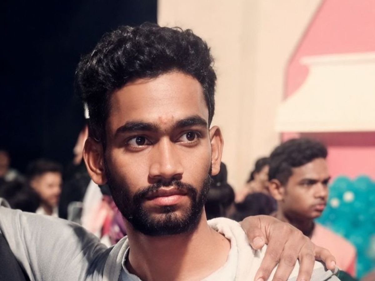 Bhilai Murder: छत्तीसगढ़ के दुर्ग जिले के भिलाई शहर में मामूली विवाद ने खूनी रूप ले लिया। नेहरू नगर चौक पर लिफ्ट मांगने को लेकर हुए विवाद में ढाबा संचालक की चाकू मारकर हत्या कर दी गई। गंभीर रूप से घायल युवक की अस्पताल में इलाज के दौरान मौत हो गई। पुलिस ने त्वरित कार्रवाई करते हुए नाबालिग लड़की समेत तीन आरोपियों को गिरफ्तार कर वारदात में इस्तेमाल चाकू भी बरामद कर लिया है। मामला सुपेला थाना क्षेत्र का है।
